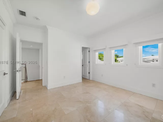 6-bedroom home for rent in Key Biscayne - 6 Coconut Ln - MondialRealty