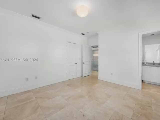6-bedroom home for rent in Key Biscayne - 6 Coconut Ln - MondialRealty