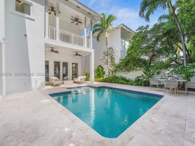 6-bedroom home for rent in Key Biscayne - 6 Coconut Ln - MondialRealty