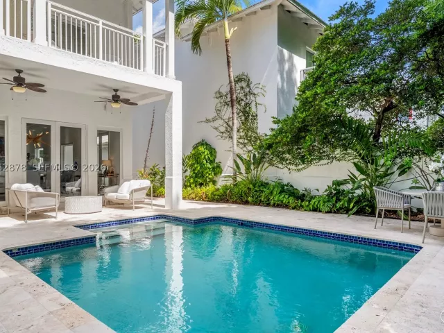 6-bedroom home for rent in Key Biscayne - 6 Coconut Ln - MondialRealty
