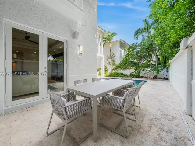 6-bedroom home for rent in Key Biscayne - 6 Coconut Ln - MondialRealty