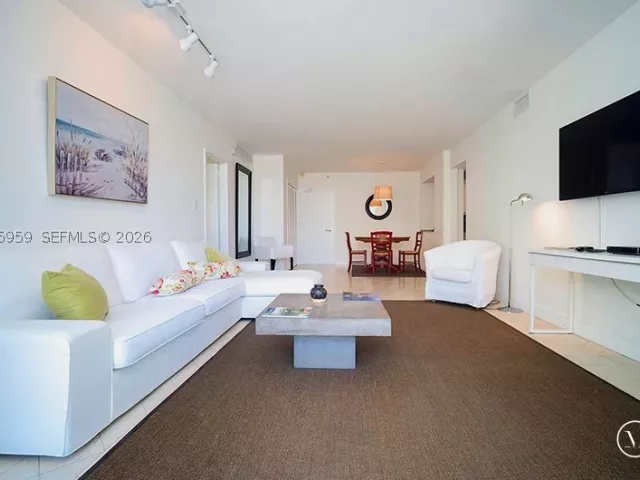 2-bedroom condo for rent in Miami Beach - 5161 Collins Ave 306 - MondialRealty