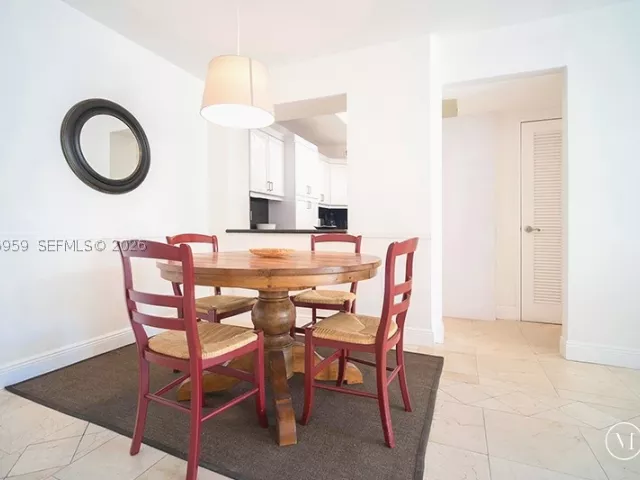2-bedroom condo for rent in Miami Beach - 5161 Collins Ave 306 - MondialRealty