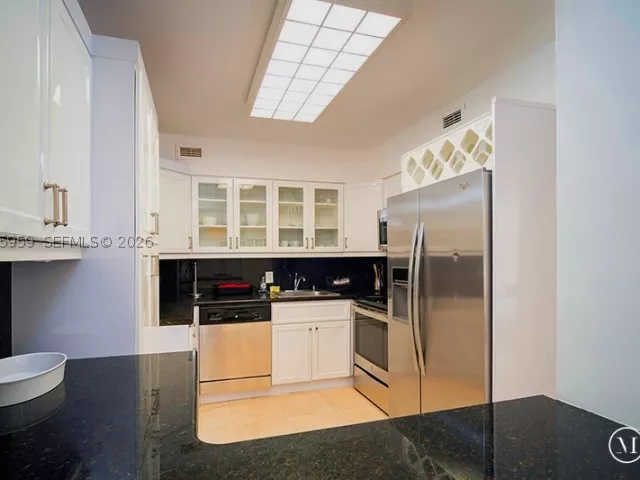 2-bedroom condo for rent in Miami Beach - 5161 Collins Ave 306 - MondialRealty
