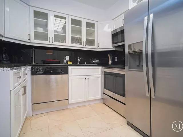 2-bedroom condo for rent in Miami Beach - 5161 Collins Ave 306 - MondialRealty