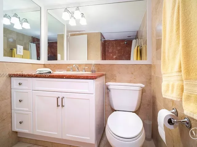 2-bedroom condo for rent in Miami Beach - 5161 Collins Ave 306 - MondialRealty