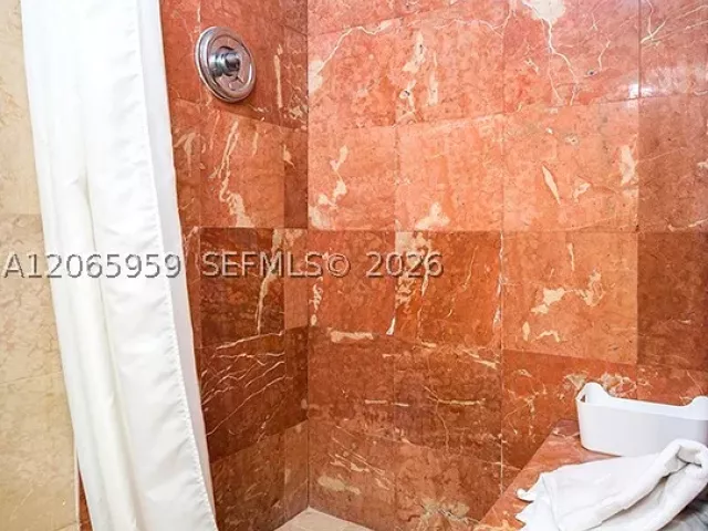 2-bedroom condo for rent in Miami Beach - 5161 Collins Ave 306 - MondialRealty