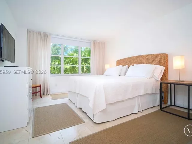 2-bedroom condo for rent in Miami Beach - 5161 Collins Ave 306 - MondialRealty