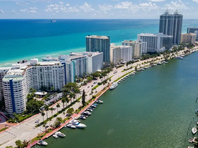 2-bedroom condo for rent in Miami Beach - 5161 Collins Ave 306 - MondialRealty