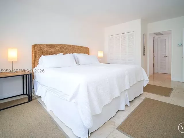 2-bedroom condo for rent in Miami Beach - 5161 Collins Ave 306 - MondialRealty