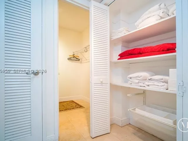 2-bedroom condo for rent in Miami Beach - 5161 Collins Ave 306 - MondialRealty