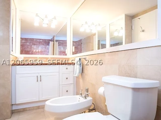 2-bedroom condo for rent in Miami Beach - 5161 Collins Ave 306 - MondialRealty