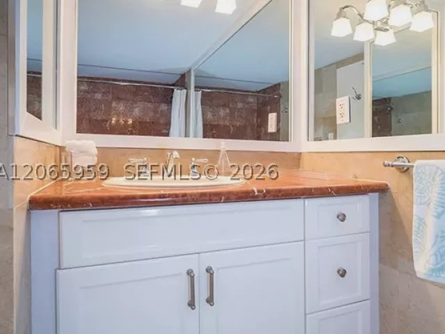 2-bedroom condo for rent in Miami Beach - 5161 Collins Ave 306 - MondialRealty