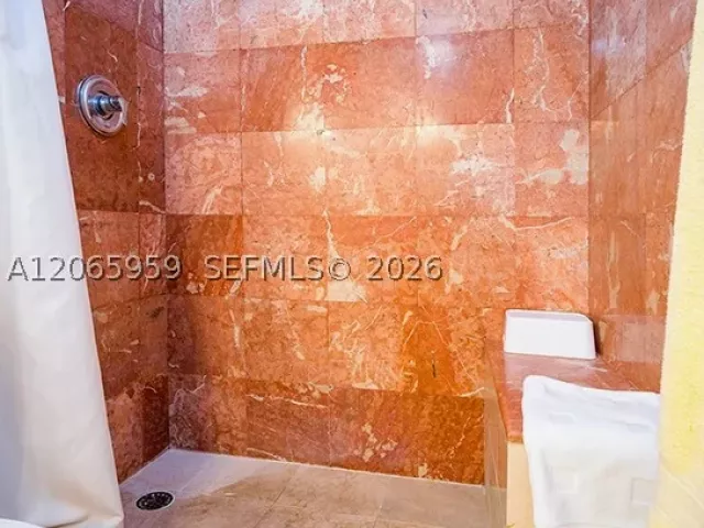 2-bedroom condo for rent in Miami Beach - 5161 Collins Ave 306 - MondialRealty