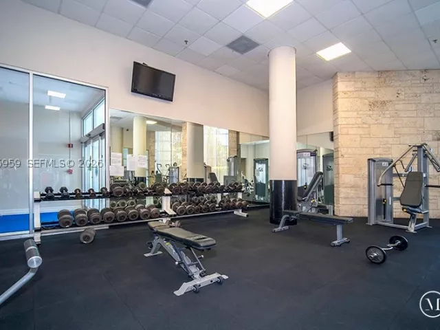 2-bedroom condo for rent in Miami Beach - 5161 Collins Ave 306 - MondialRealty