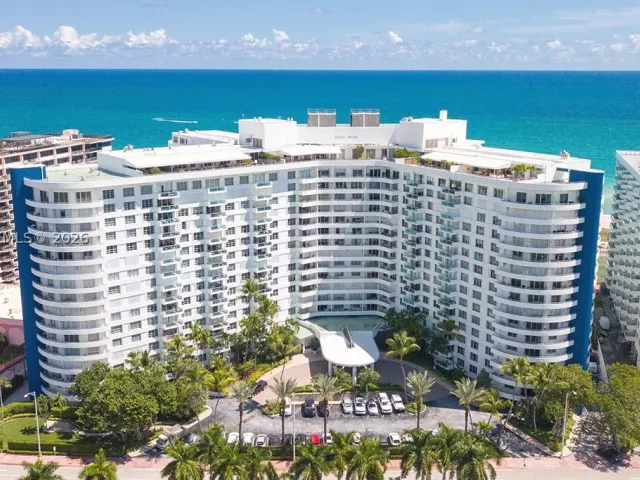 2-bedroom condo for rent in Miami Beach - 5161 Collins Ave 306 - MondialRealty