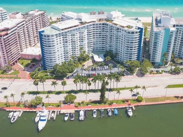 2-bedroom condo for rent in Miami Beach - 5161 Collins Ave 306 - MondialRealty