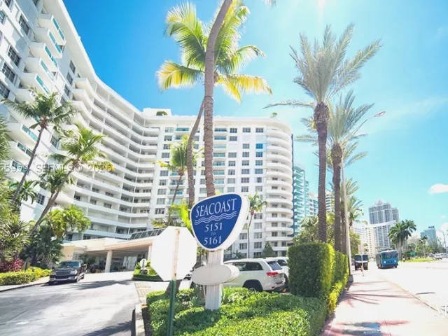 2-bedroom condo for rent in Miami Beach - 5161 Collins Ave 306 - MondialRealty