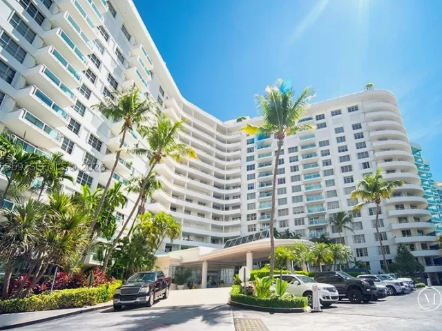 2-bedroom condo for rent in Miami Beach - 5161 Collins Ave 306 - MondialRealty