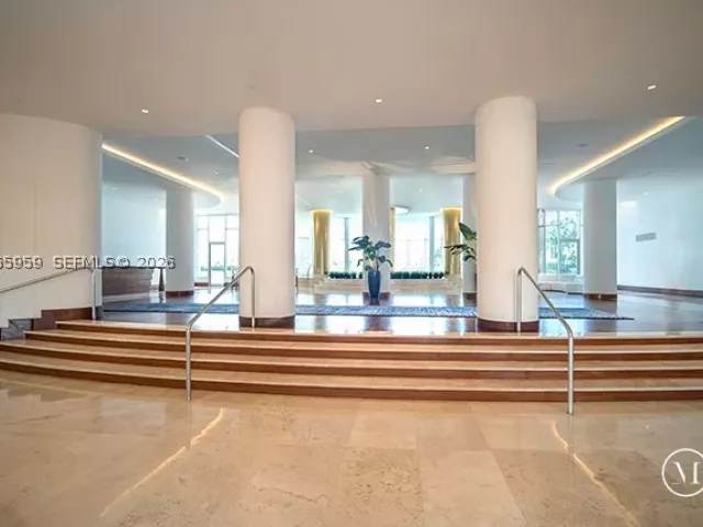 2-bedroom condo for rent in Miami Beach - 5161 Collins Ave 306 - MondialRealty