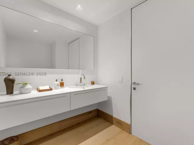 5-bedroom condo for sale in Miami Beach - 7061 Fisher Island Dr 7061 - MondialRealty