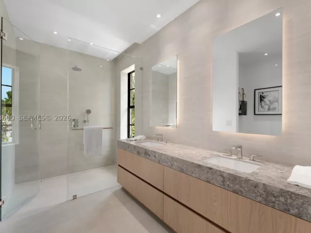 4-bedroom home for sale in Miami - 3372 Charles Ave - MondialRealty