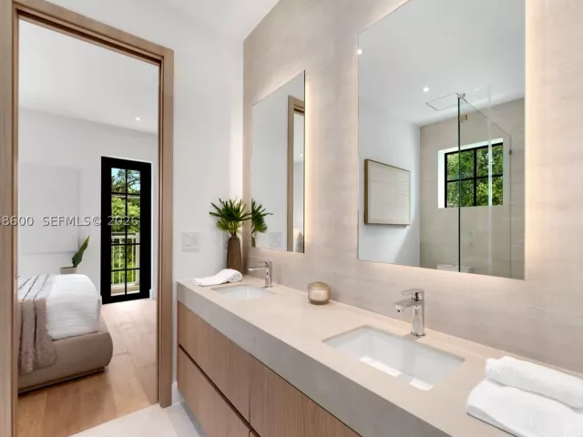 4-bedroom home for sale in Miami - 3372 Charles Ave - MondialRealty