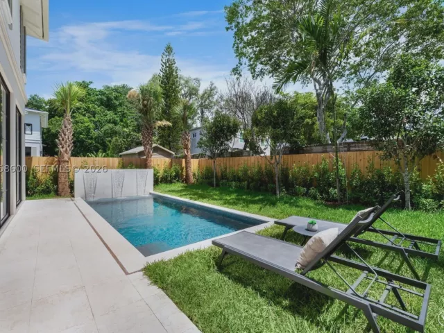 4-bedroom home for sale in Miami - 3372 Charles Ave - MondialRealty