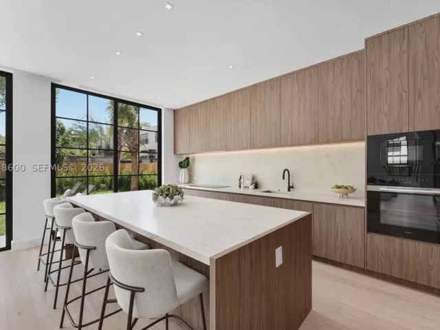 4-bedroom home for sale in Miami - 3372 Charles Ave - MondialRealty