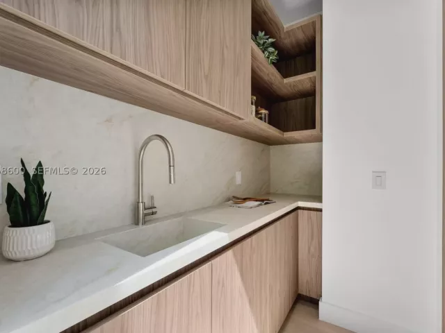 4-bedroom home for sale in Miami - 3372 Charles Ave - MondialRealty