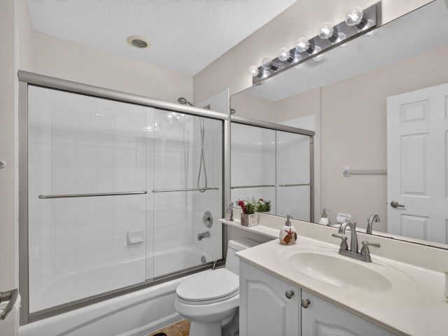 4-bedroom home for sale in Riviera Beach - 8058 Via Hacienda - MondialRealty