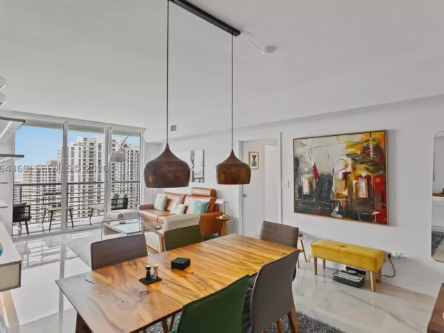 2-bedroom condo for sale in Miami - 325 S Biscayne Blvd 3421 - MondialRealty