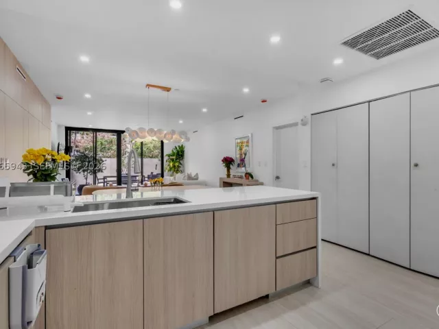 2-bedroom condo for rent in Key Biscayne - 151 Crandon Blvd 138 - MondialRealty