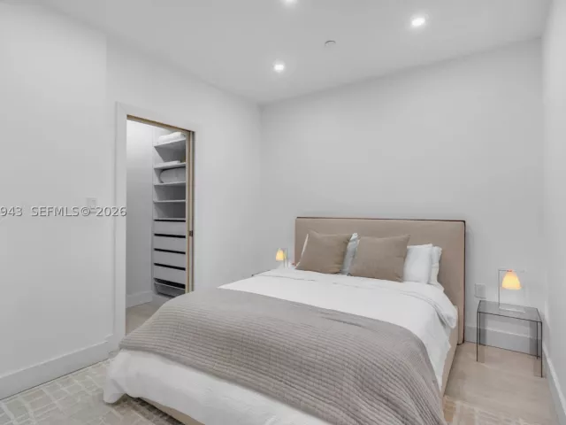 2-bedroom condo for rent in Key Biscayne - 151 Crandon Blvd 138 - MondialRealty