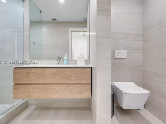 2-bedroom condo for rent in Key Biscayne - 151 Crandon Blvd 138 - MondialRealty