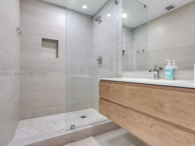 2-bedroom condo for rent in Key Biscayne - 151 Crandon Blvd 138 - MondialRealty