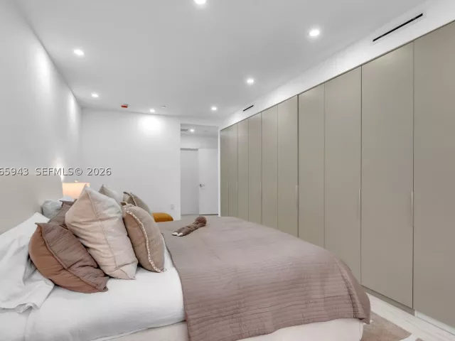 2-bedroom condo for rent in Key Biscayne - 151 Crandon Blvd 138 - MondialRealty