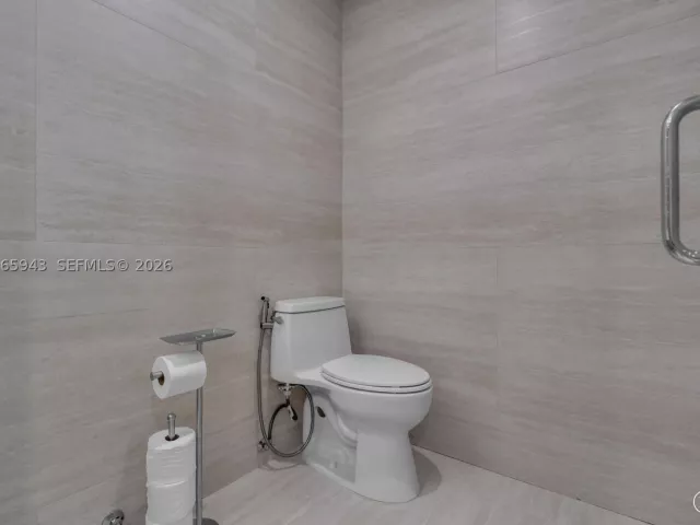 2-bedroom condo for rent in Key Biscayne - 151 Crandon Blvd 138 - MondialRealty
