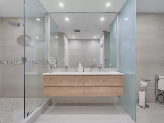 2-bedroom condo for rent in Key Biscayne - 151 Crandon Blvd 138 - MondialRealty