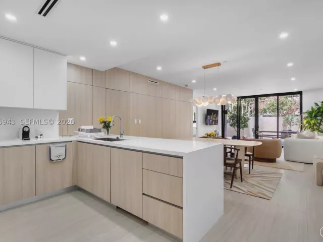 2-bedroom condo for rent in Key Biscayne - 151 Crandon Blvd 138 - MondialRealty