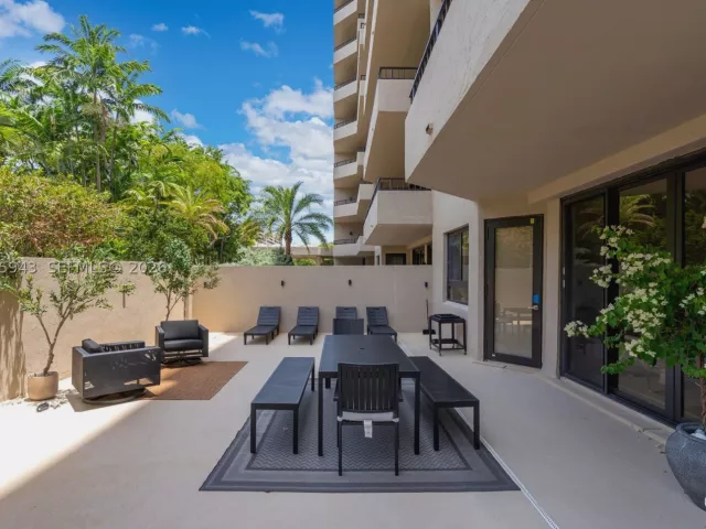 2-bedroom condo for rent in Key Biscayne - 151 Crandon Blvd 138 - MondialRealty