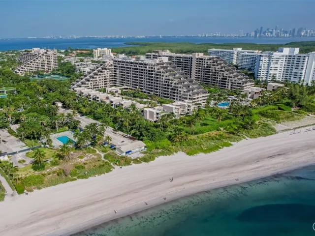 2-bedroom condo for rent in Key Biscayne - 151 Crandon Blvd 138 - MondialRealty