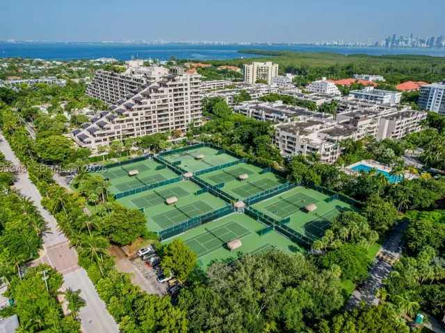 2-bedroom condo for rent in Key Biscayne - 151 Crandon Blvd 138 - MondialRealty