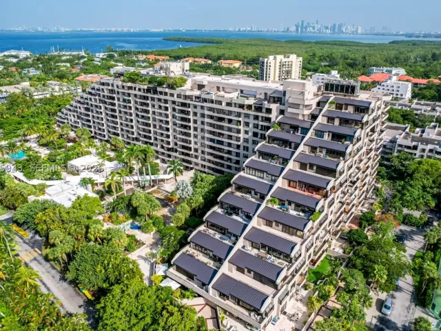 2-bedroom condo for rent in Key Biscayne - 151 Crandon Blvd 138 - MondialRealty