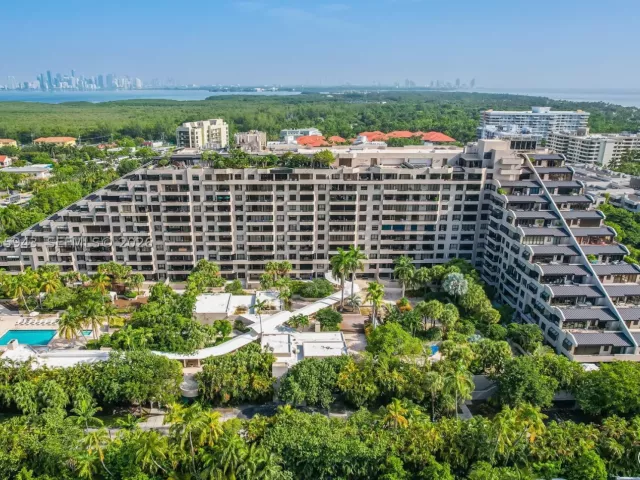 2-bedroom condo for rent in Key Biscayne - 151 Crandon Blvd 138 - MondialRealty