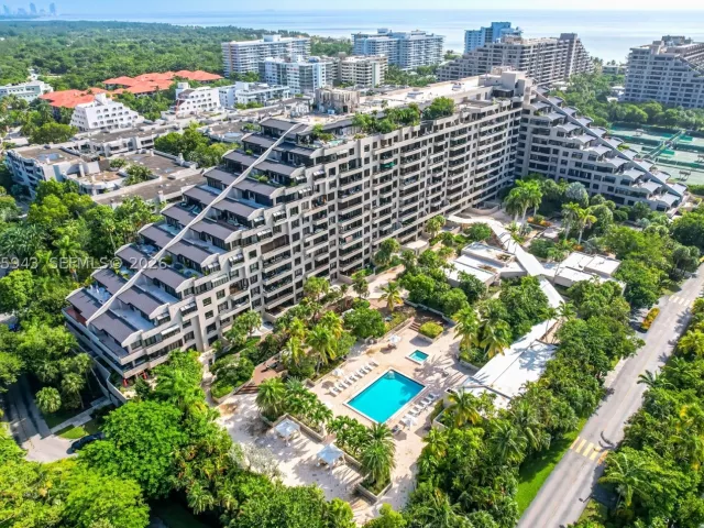 2-bedroom condo for rent in Key Biscayne - 151 Crandon Blvd 138 - MondialRealty