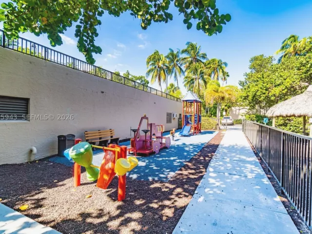 2-bedroom condo for rent in Key Biscayne - 151 Crandon Blvd 138 - MondialRealty