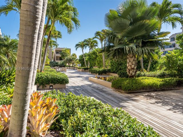 2-bedroom condo for rent in Key Biscayne - 151 Crandon Blvd 138 - MondialRealty