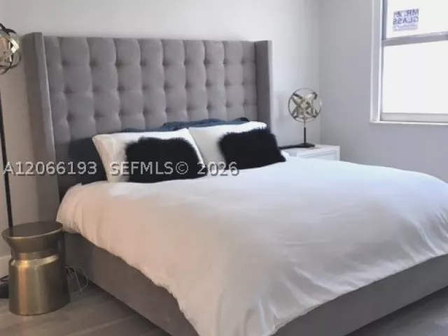 1-bedroom condo for rent in Miami Beach - 5701 Collins Ave 808 - MondialRealty