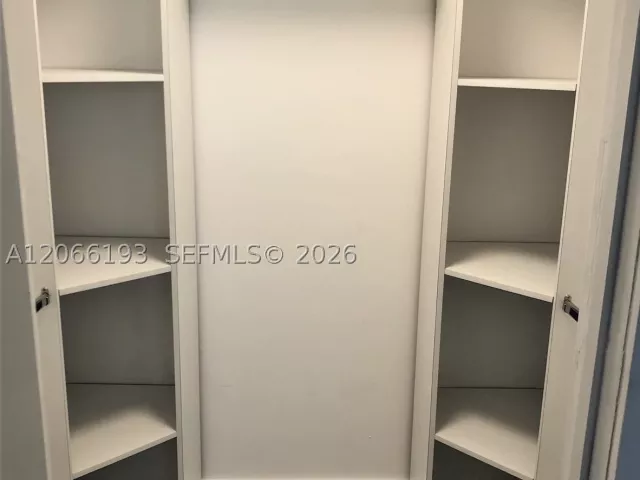 1-bedroom condo for rent in Miami Beach - 5701 Collins Ave 808 - MondialRealty